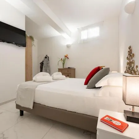 Apartman Avelli Pia Fourth Floor With 2 Bathrooms - Charming - Delightful And Bright 4rd-floor Without Elevator, Overlooking One Of Florence's Beautiful Squares, Exceptionally Located For Exploring The