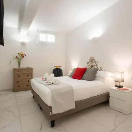 Avelli Pia Fourth Floor With 2 Bathrooms - Charming - Delightful And Bright 4rd-floor Without Elevator, Overlooking One Of Florence's Beautiful Squares, Exceptionally Located For Exploring The *