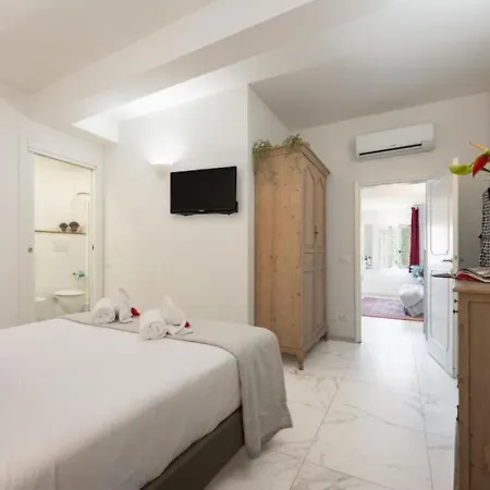 Avelli Pia Fourth Floor With 2 Bathrooms - Charming - Delightful And Bright 4rd-floor Without Elevator, Overlooking One Of Florence's Beautiful Squares, Exceptionally Located For Exploring The *