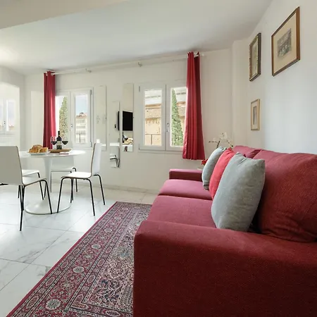 アパート Avelli Pia Fourth Floor With 2 Bathrooms - Charming - Delightful And Bright 4rd-floor Without Elevator, Overlooking One Of Florence's Beautiful Squares, Exceptionally Located For Exploring The