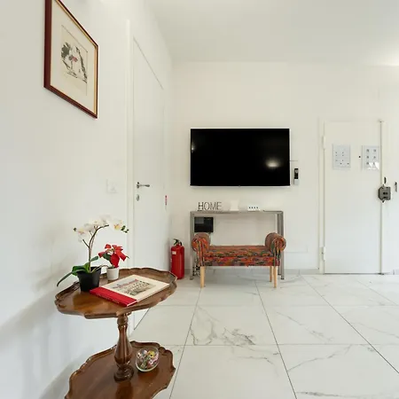Avelli Pia Fourth Floor With 2 Bathrooms - Charming - Delightful And Bright 4rd-floor Without Elevator, Overlooking One Of Florence's Beautiful Squares, Exceptionally Located For Exploring The