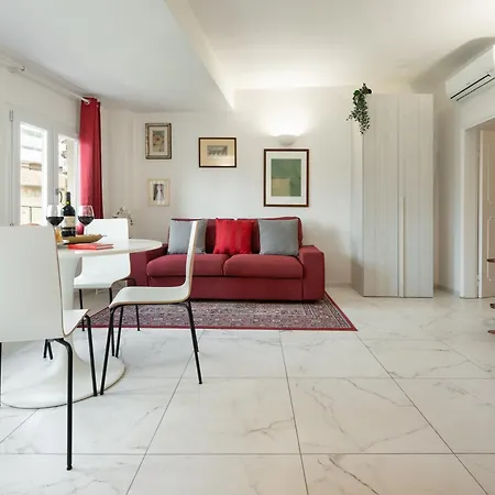 Avelli Pia Fourth Floor With 2 Bathrooms - Charming - Delightful And Bright 4rd-floor Without Elevator, Overlooking One Of Florence's Beautiful Squares, Exceptionally Located For Exploring The *