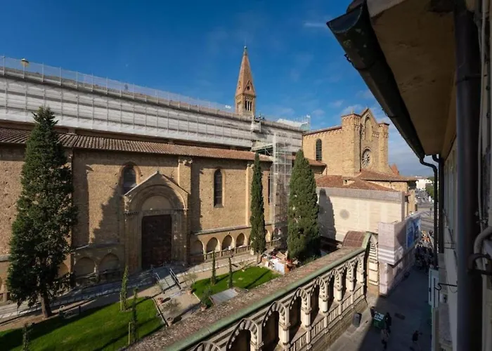 Avelli Pia Fourth Floor With 2 Bathrooms - Charming - Delightful And Bright 4rd-floor Without Elevator, Overlooking One Of Florence's Beautiful Squares, Exceptionally Located For Exploring The