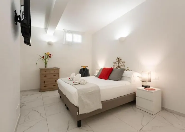 Avelli Pia Fourth Floor With 2 Bathrooms - Charming - Delightful And Bright 4rd-floor Without Elevator, Overlooking One Of Florence's Beautiful Squares, Exceptionally Located For Exploring The *