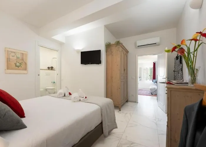 Avelli Pia Fourth Floor With 2 Bathrooms - Charming - Delightful And Bright 4rd-floor Without Elevator, Overlooking One Of Florence's Beautiful Squares, Exceptionally Located For Exploring The *