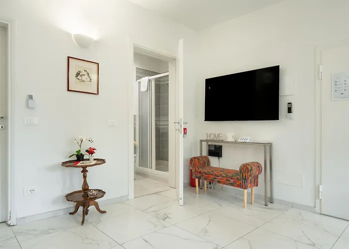 Avelli Pia Fourth Floor With 2 Bathrooms - Charming - Delightful And Bright 4rd-floor Without Elevator, Overlooking One Of Florence's Beautiful Squares, Exceptionally Located For Exploring The *